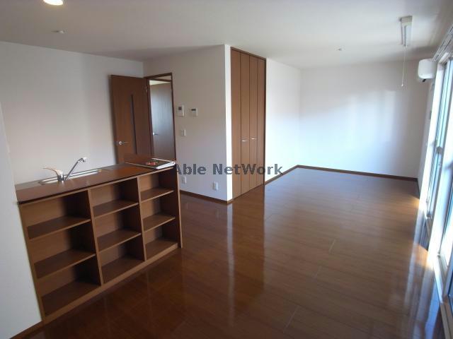 居室・リビング　落ち着いた色合いのリビング