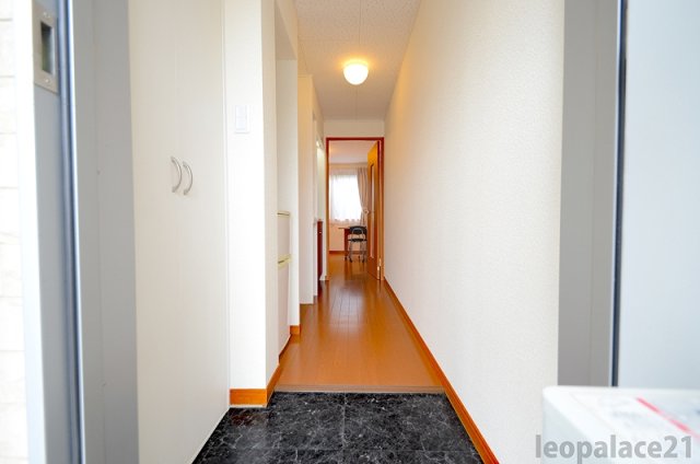 玄関　同タイプ物件の写真です。