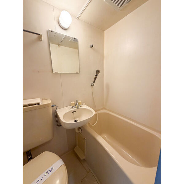 バス・シャワールーム　ゴミ捨て場