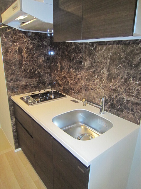 キッチン　★コンロ設置済。収納も充実で調理器具等すっきり片付きます