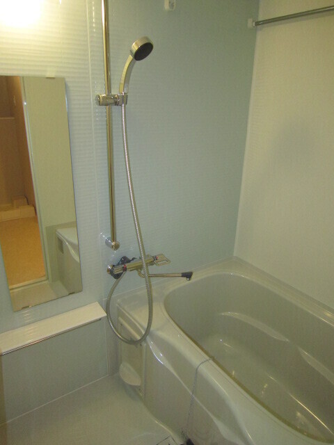 バス・シャワールーム　★浴室乾燥機能付きで雨の日も浴室内で洗濯物を乾かせます