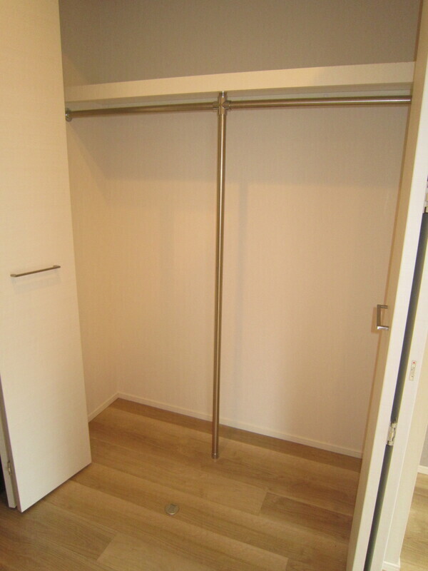 収納　★お洋服をたくさん収納できるハンガーパイプ付クローゼットです