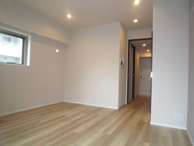 居室・リビング　★バルコニー側から見た室内です