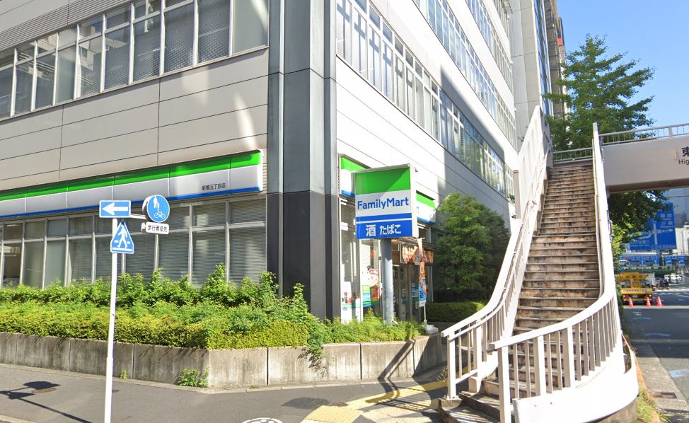 コンビニ　ファミリーマート新橋五丁目店（コンビニ）まで142m