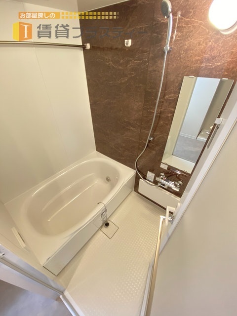 バス・シャワールーム　追い炊き機能・浴室乾燥機能付き。