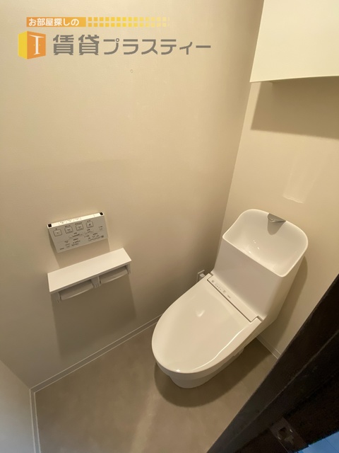 トイレ　温水洗浄便座付き。