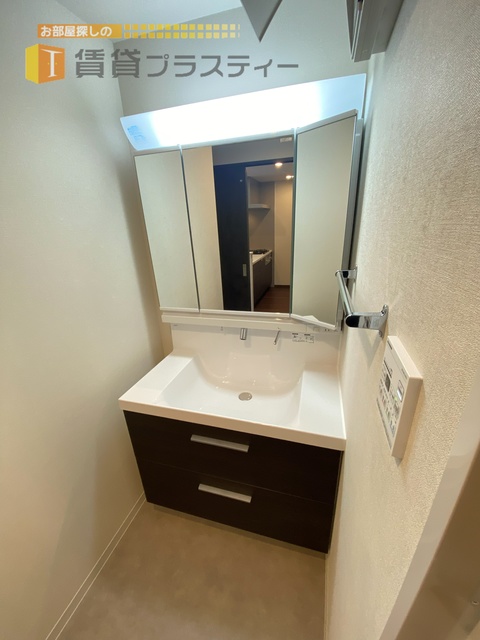 洗面設備　使い勝手の良い独立洗面台です。