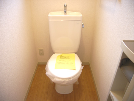 トイレ　落ち着いた色調のトイレです