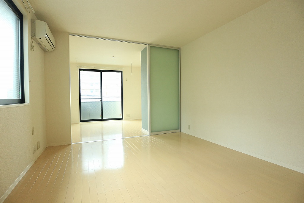 居室・リビング　リビングと洋室は繋げて広く使うこともできます。