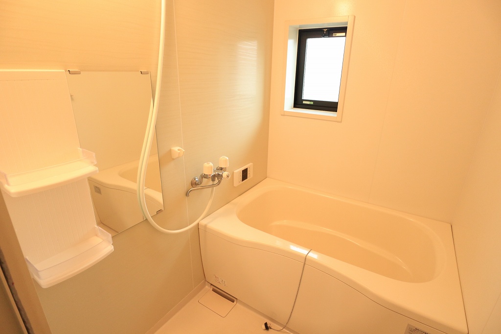 バス・シャワールーム　浴室には換気に便利な窓付き。