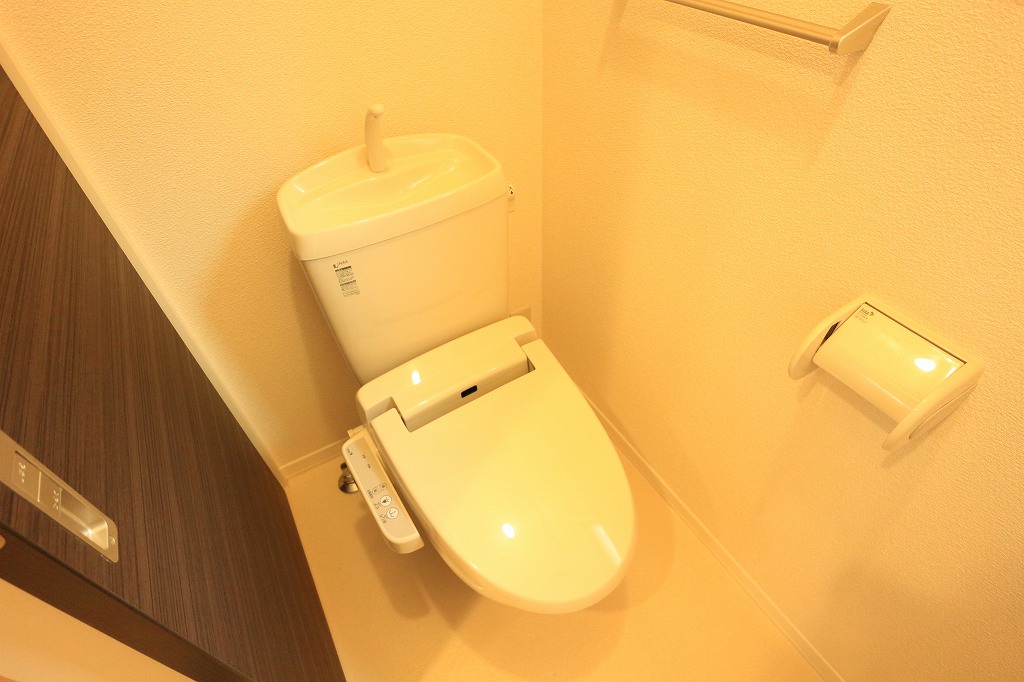 トイレ　温水洗浄便座付のトイレ。