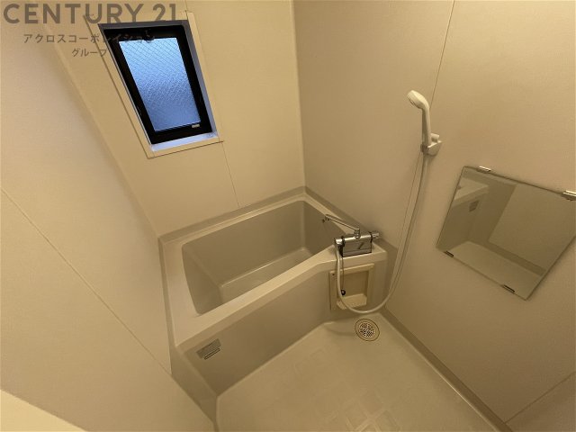 バス・シャワールーム　窓があり換気も楽にできるバスルーム♪