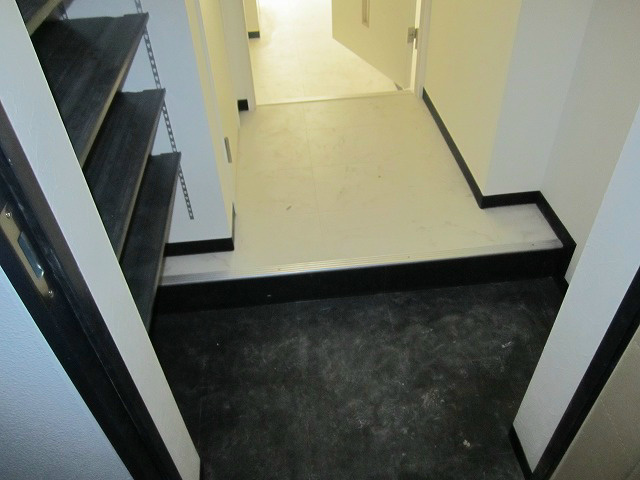玄関　※内装の色は階数によって異なります