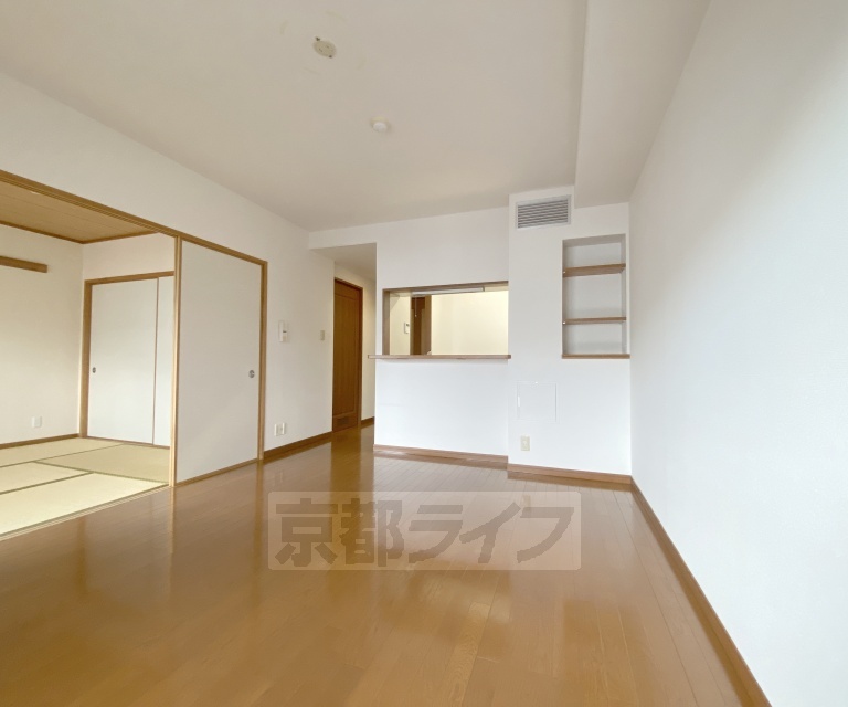 居室・リビング　最上階の南向きのお部屋です。スーパー・郵便局が徒歩１分...
