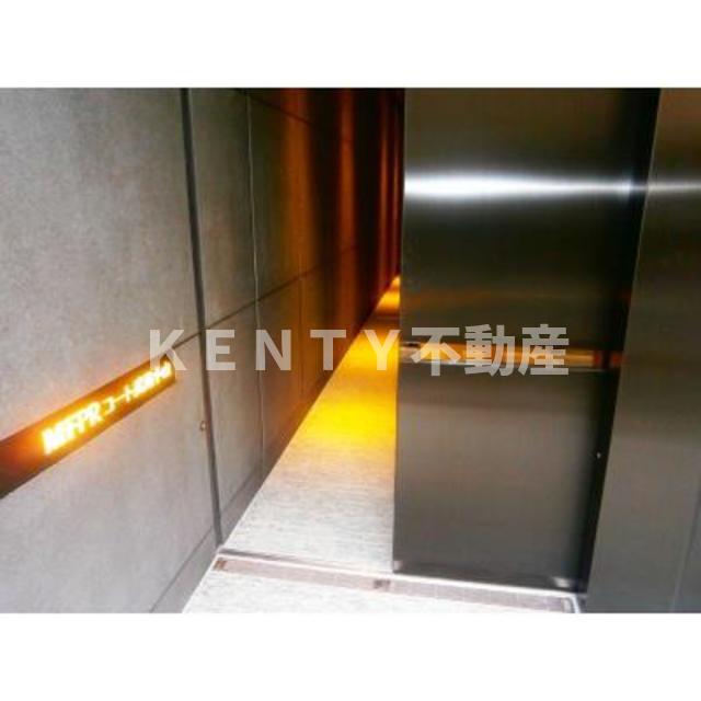 エントランス　落ち着いたエントランスです