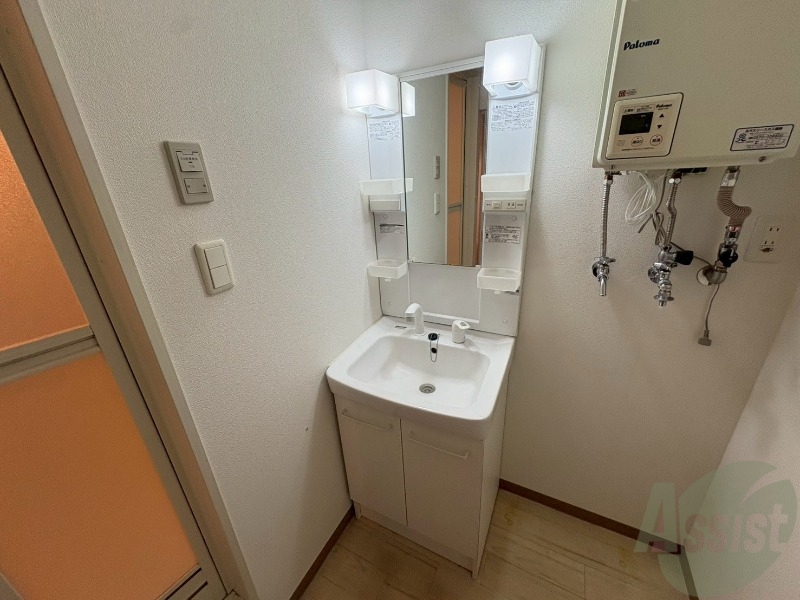 洗面設備　独立洗面台です。大きくてよいですね。シャンプーもできます。