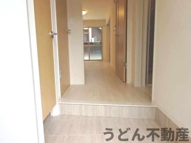 玄関　うどん県のお部屋探しはうどん不動産へ うどんちゃんとLINE