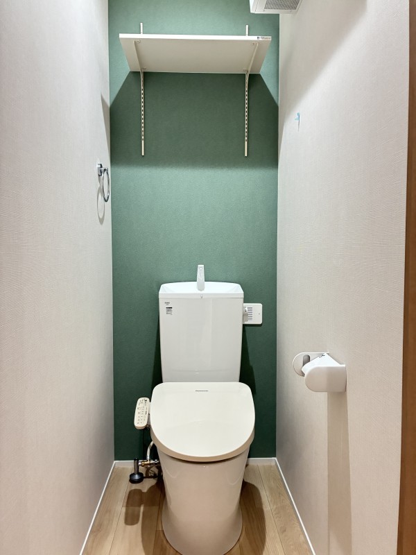 トイレ　落ち着いた色調のトイレです