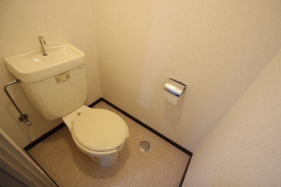 トイレ　※別号室のお部屋です。