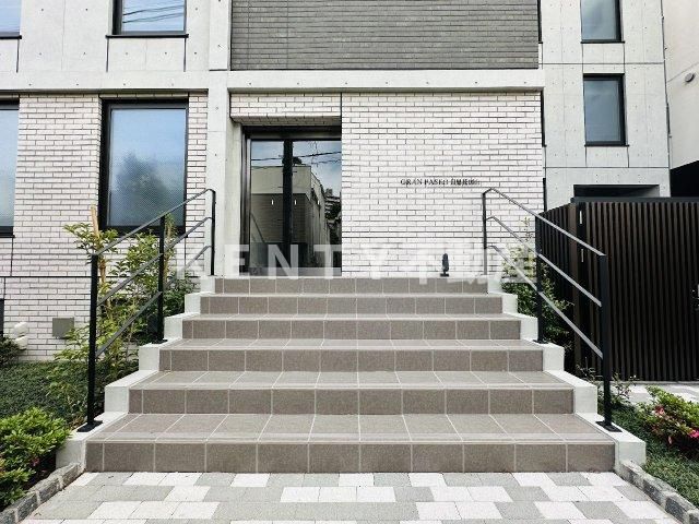エントランス　落ち着いたエントランスです