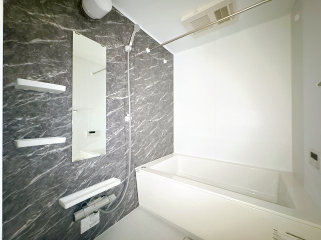 バス・シャワールーム　※同物件、同タイプ、間取り反転のお部屋です