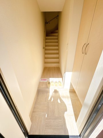 玄関　※同物件、同タイプ、間取り反転のお部屋です