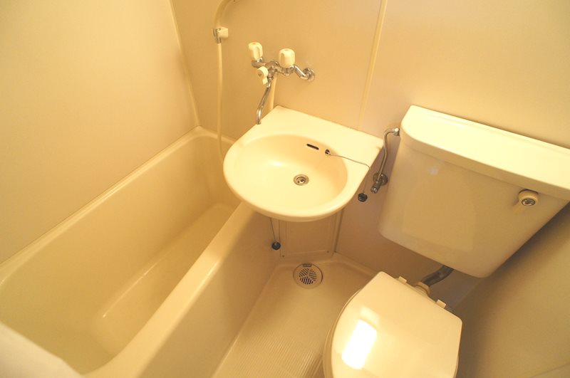 バス・シャワールーム　※同タイプ部屋の写真です。現状を優先します。