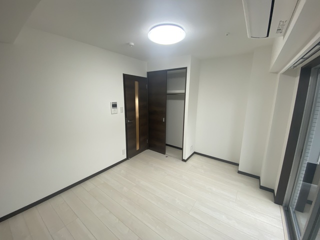 居室・リビング　白色基調の清潔感のあるお部屋です。
