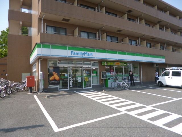 コンビニ　ファミリーマート（コンビニ）まで520m