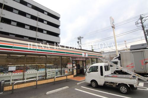 コンビニ　セブンイレブン松戸北小金店（コンビニ）まで818m