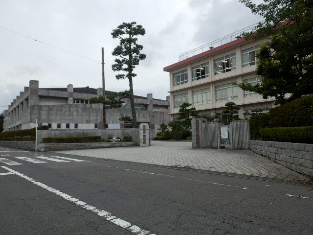 中学校　平塚市立春日野中学校（中学校）まで839m
