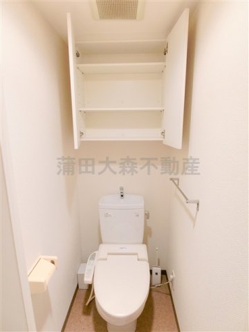 トイレ　棚収納に温水暖房便座付きのトイレ