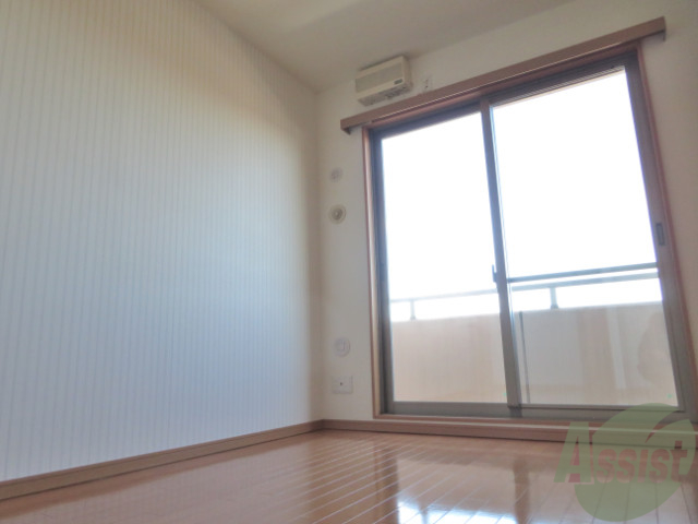 その他部屋・スペース　こちらは寝室です。広々としていて快適に過ごせますよ。