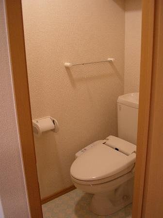 トイレ　温水洗浄便座付きのトイレです♪