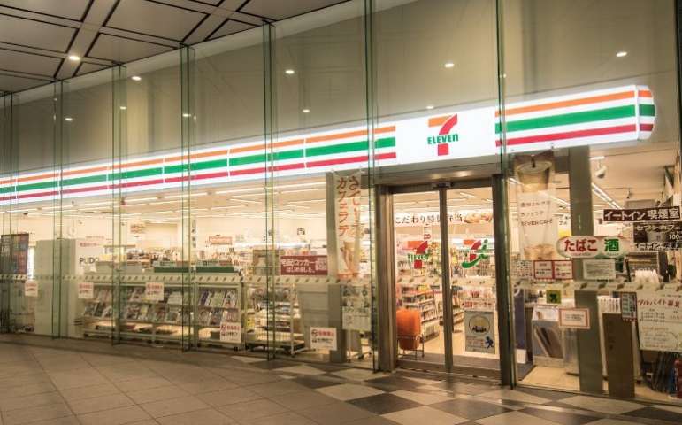 コンビニ　セブンイレブン（コンビニ）まで220m