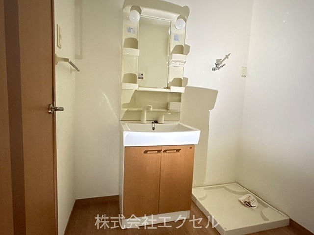 洗面設備　朝に便利な独立洗面台完備です。