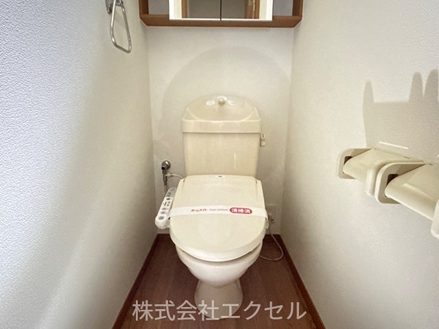 トイレ　温水洗浄便座付きのトイレです。
