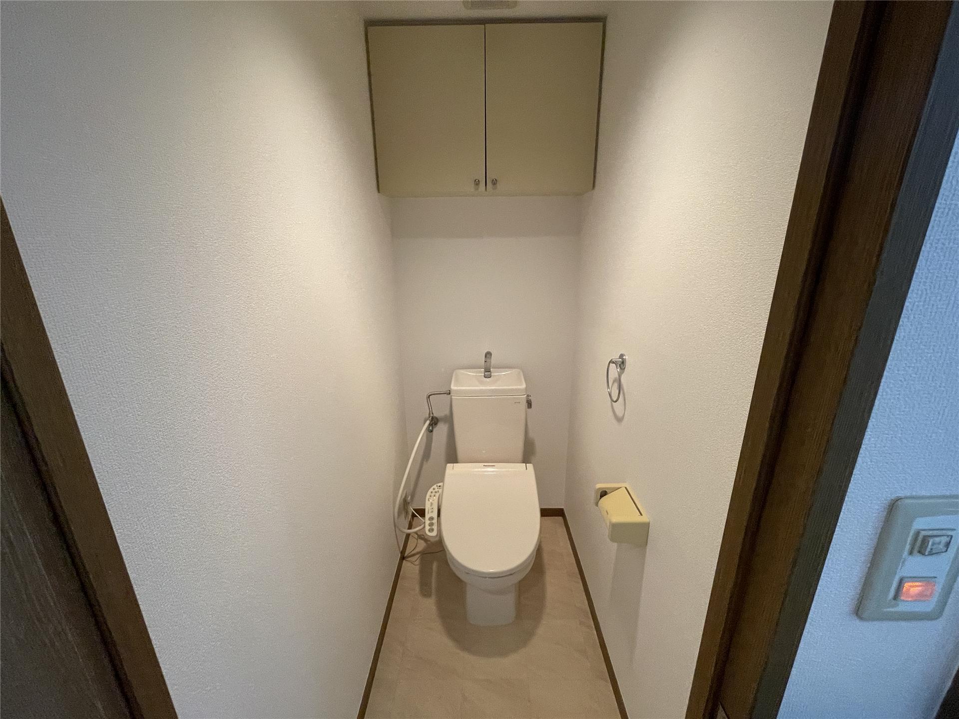 トイレ　温水洗浄便座付きのトイレです
