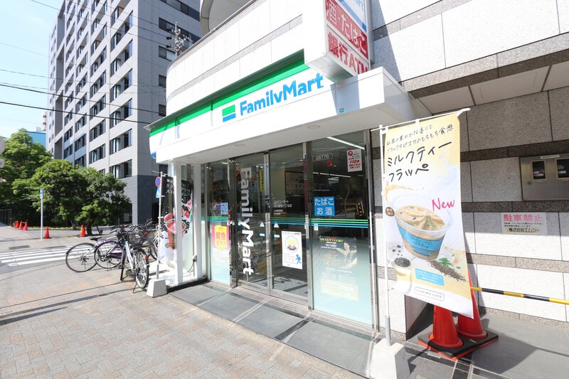 コンビニ　ファミリーマート名古屋栄一丁目店（コンビニ）まで32m