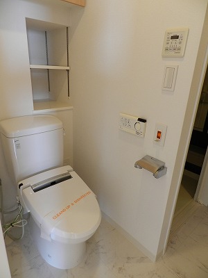 トイレ　落ち着いた色調のトイレです