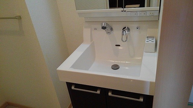 洗面設備　明るい洗面所です