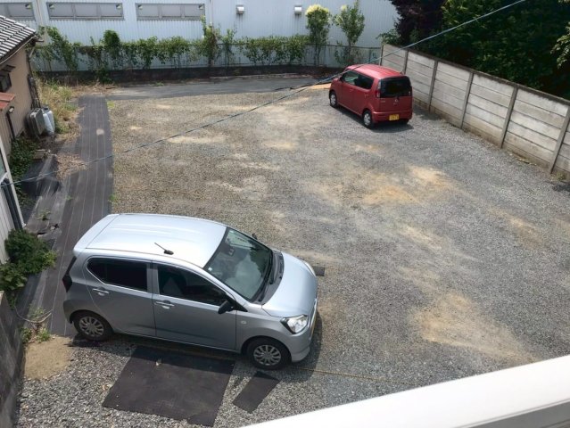 駐車場　窓からも見える広い駐車場