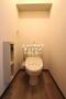 トイレ　トイレットペーパーのストックは上部収納棚に収納できます☆
