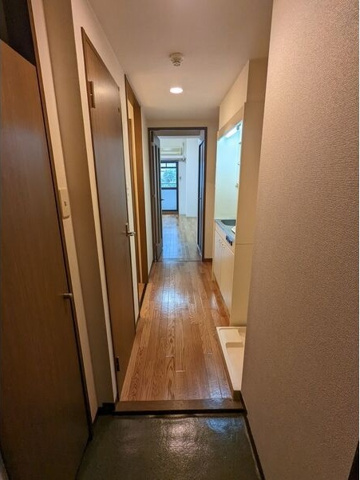 玄関　※写真は同じマンションの違う部屋のものになります。