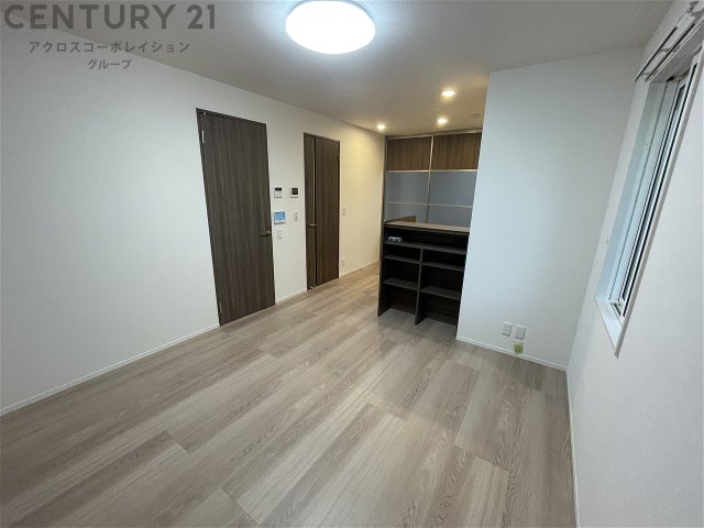 居室・リビング　２面採光で明るいお部屋です♪エアコン付き♪