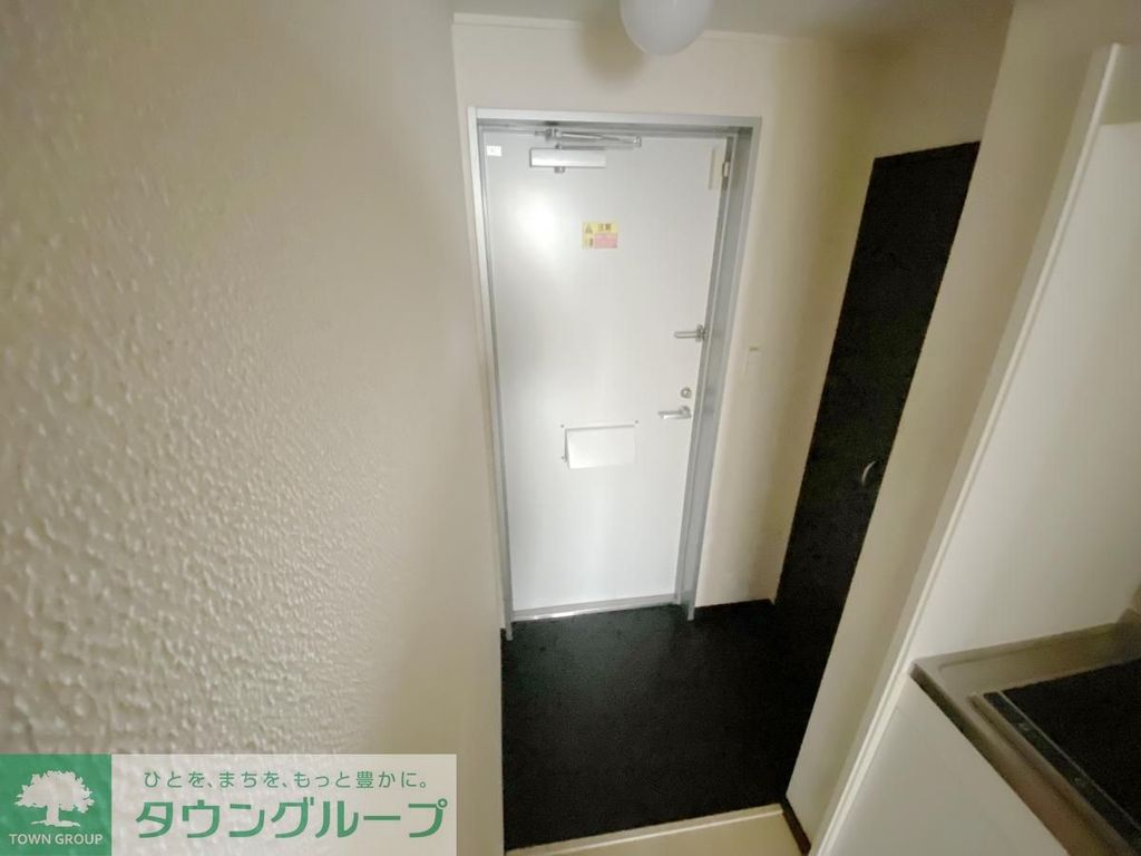 玄関　こちらは同タイプの親部屋のお写真になります。