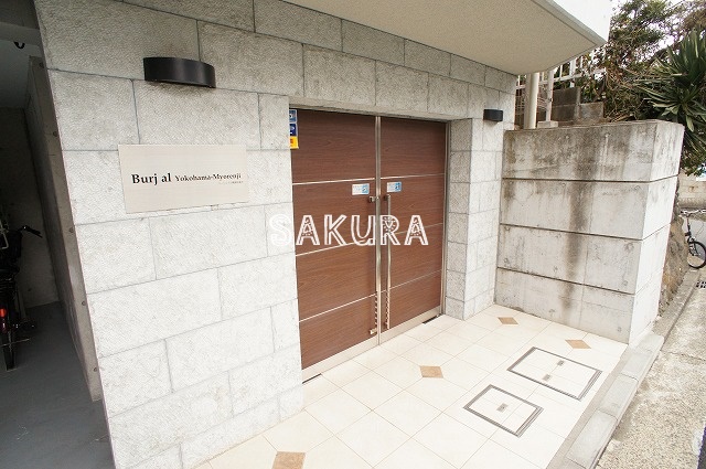 エントランス　重厚感のある建物デザイン♪