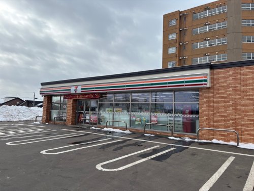 コンビニ　セブンイレブン 釧路鶴ケ岱2丁目店（コンビニ）まで830m