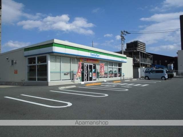 コンビニ　ファミリーマート（コンビニ）まで330m