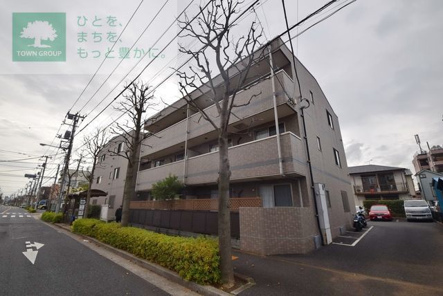 建物外観　目の前にバス停がある鉄骨造のマンションです